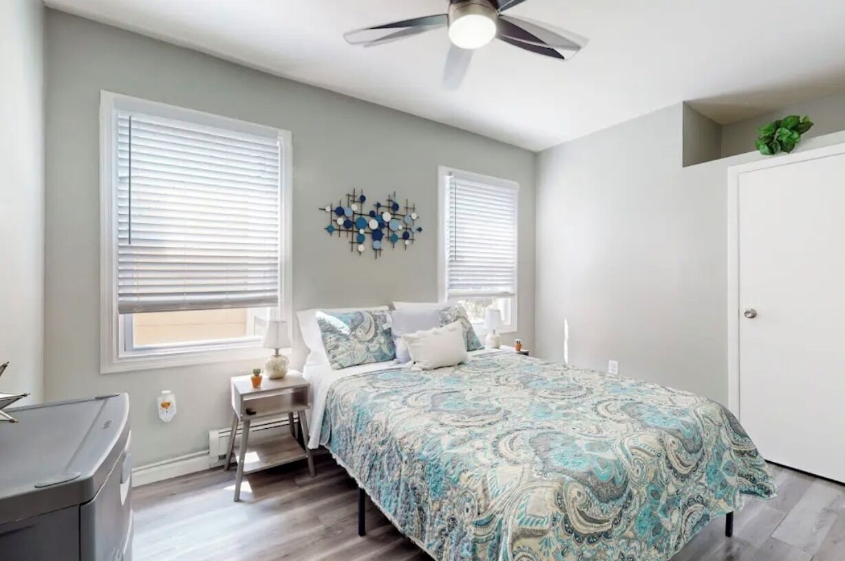 3 habitaciones, escritorio y tabla de planchar con plancha 