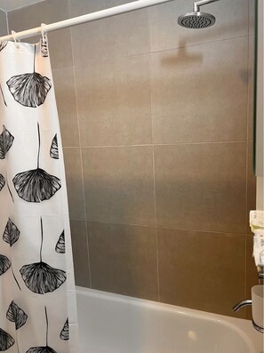 Serviettes fournies, savon, shampoing, papier toilette