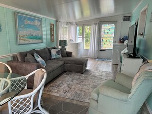 Living area - Venice Bungalow - Come relax near the Myakka River & 15 Minutes from the Beach! (Venice)