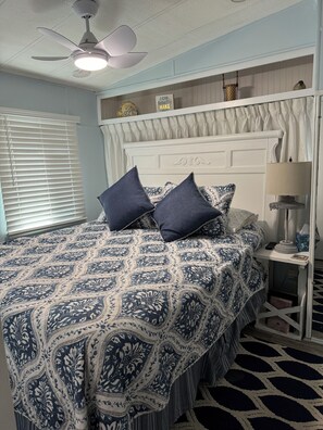 1 bedroom, iron/ironing board, WiFi, bed sheets - Venice Bungalow - Come relax near the Myakka River & 15 Minutes from the Beach! (Venice)