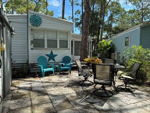 Outdoor dining - Venice Bungalow - Come relax near the Myakka River & 15 Minutes from the Beach! (Venice)