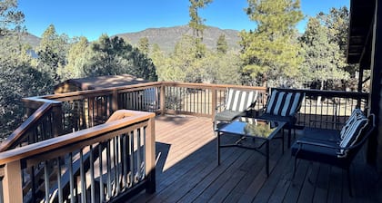 Ponderosa Place, Charming Cabin with Large Deck and Mountain View, Veteran Owned