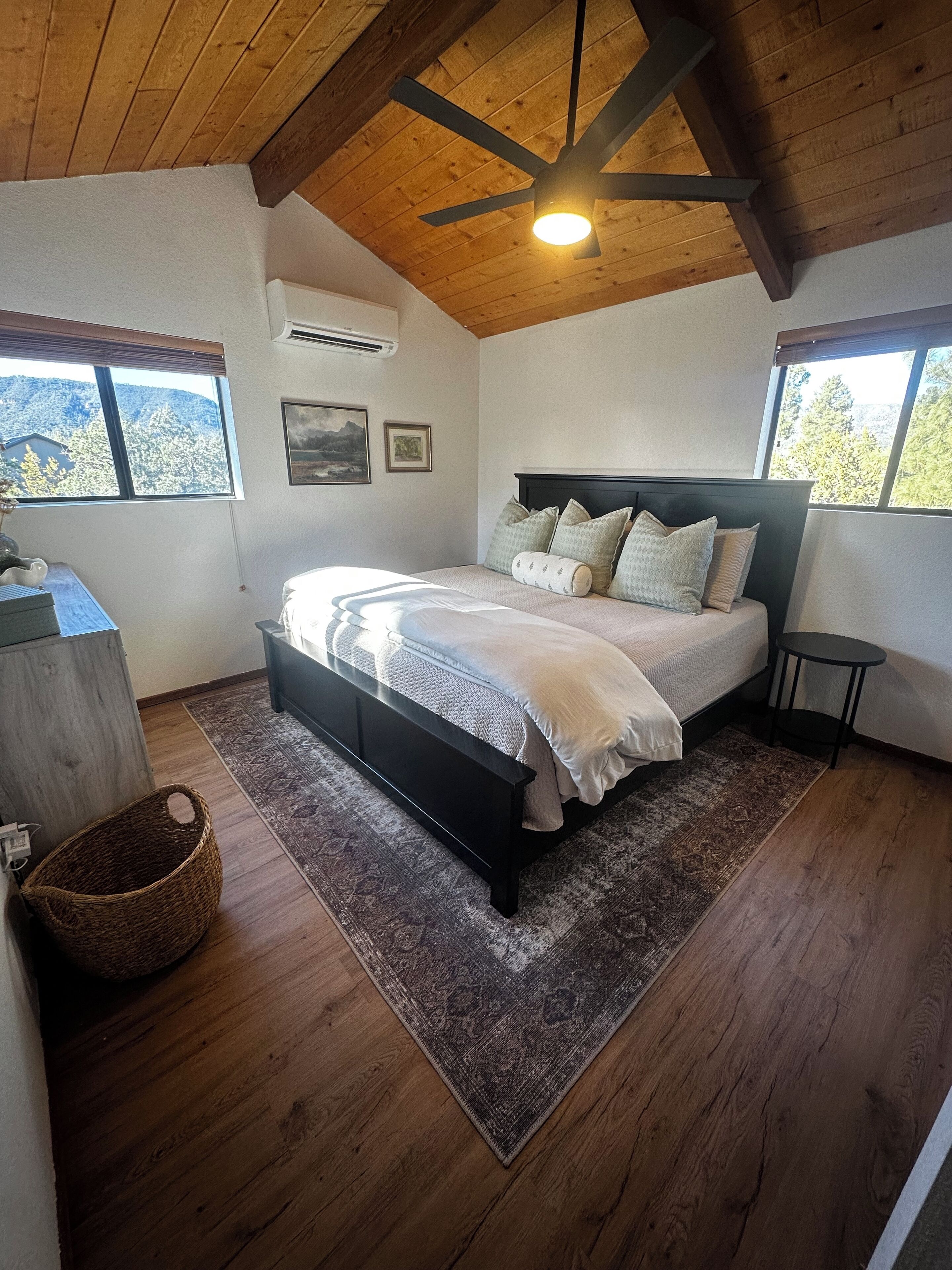 2 bedrooms, travel crib, free WiFi, bed sheets