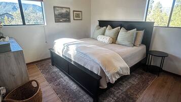 2 bedrooms, travel crib, free WiFi, bed sheets