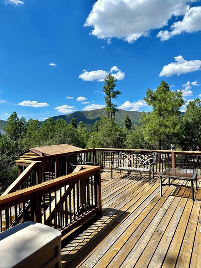 Ponderosa Place, Charming Cabin with Large Deck and Mountain View, Veteran Owned