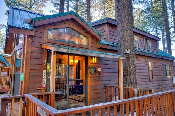 Exterior - Cabin - Full Kitchen - TV - Pet friendly (South Lake Tahoe)