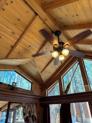 Interior - Cabin - Full Kitchen - TV - Pet friendly (South Lake Tahoe)