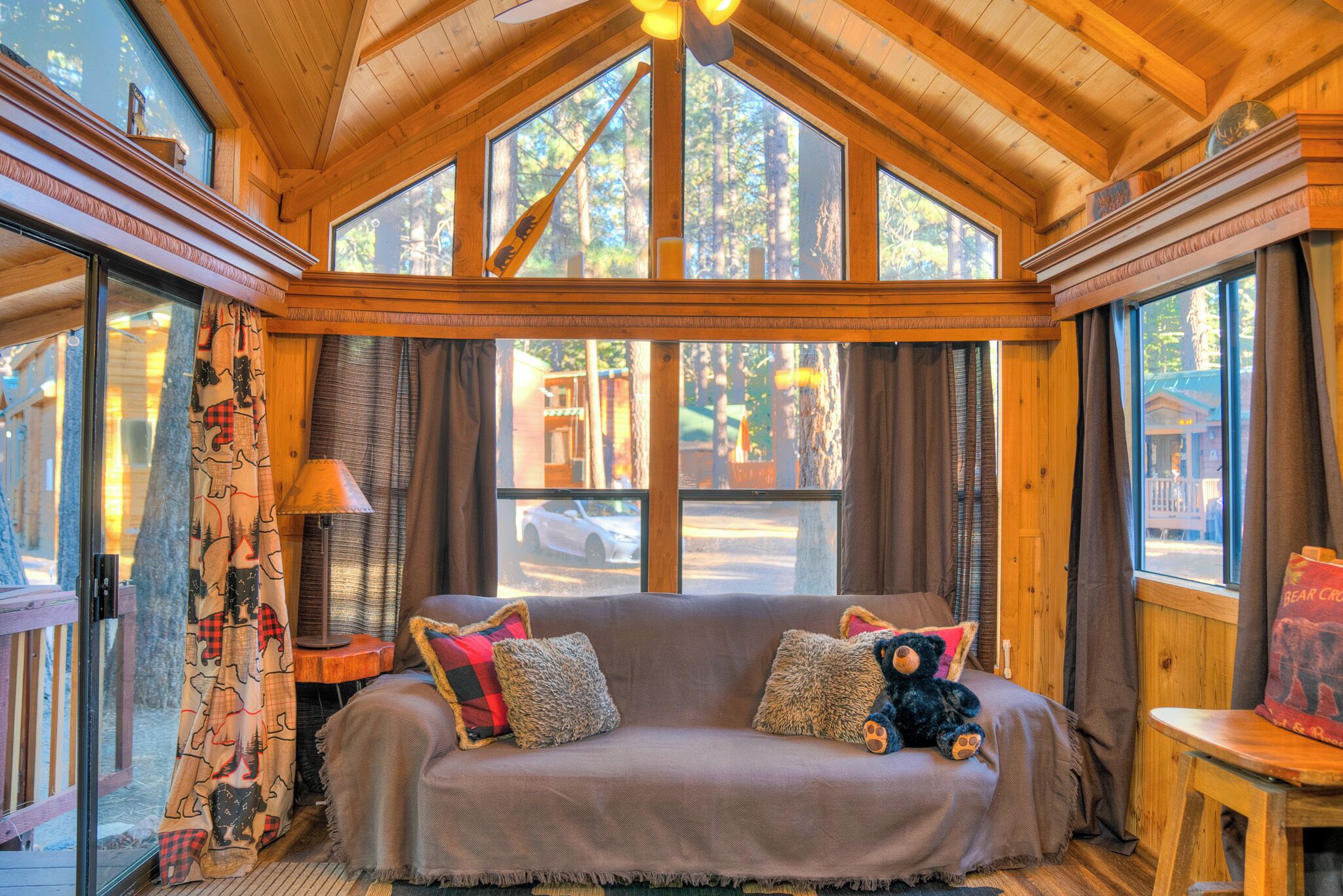 Smart-tv, eldstad och böcker