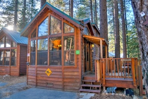 Exterior - Cabin - Full Kitchen - TV - Pet friendly (South Lake Tahoe)