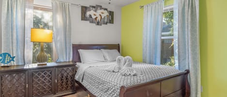 3 bedrooms, iron/ironing board, WiFi, bed sheets