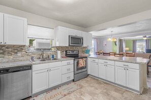 Mikrobølgeovn, ovn, kokeplater og oppvaskmaskin