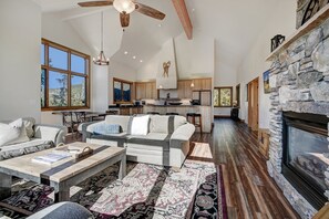 Smart TV, caminetto, studio