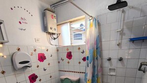 تجهيزات دش، مجففات شعر، مناشف، ورق حمّام