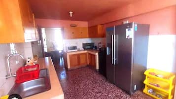 Habitación básica doble, vista a la ciudad | Cocina privada | Refrigerador con congelador, microondas y lavavajillas
