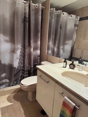 Dusj, hårføner, håndklær og såpe