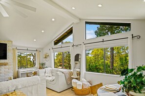 Télévision, cheminée