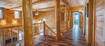 Woodland Haven: 5BR Retreat with Sauna