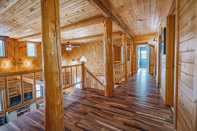 Woodland Haven: 5BR Retreat with Sauna