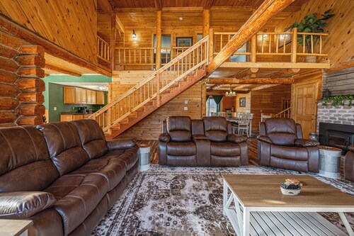 Woodland Haven: 5BR Retreat with Sauna