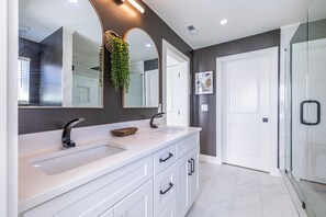 Ducha, secador de pelo, toallas y jabón