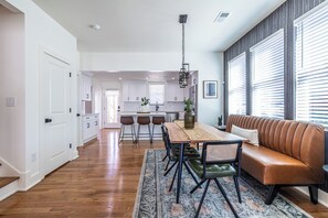 Smart TV, fireplace, books, stereo