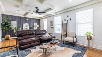 Een smart-tv, een open haard, boeken en een stereo