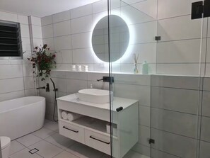 Secadora de cabello, toallas, jabón, papel de baño 