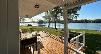 Cozy 3bd/3bth on Thornapple Lake, close to boat launch, shopping, restaurants!