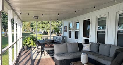 Cozy 3bd/3bth on Thornapple Lake, close to boat launch, shopping, restaurants!