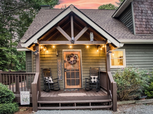 Luxury & Cozy Cabin, Family Fun, Gorgeous Running Creek, Kids Game Room