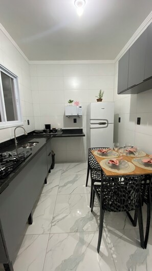 Kylskåp, mikrovågsugn, spishäll och kaffe- och tebryggare