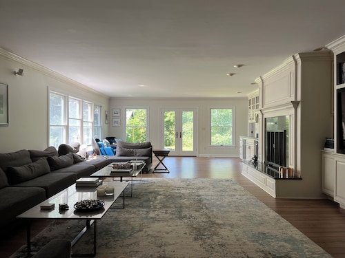 Charming 3-bedroom house in wonderful Moreland Hills with a shared pond & trail