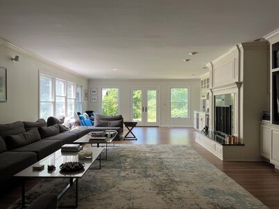 Charming 3-bedroom house in wonderful Moreland Hills with a shared pond & trail