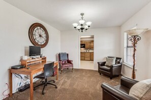 Una televisión, una chimenea