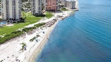 Sulla spiaggia, lettini da mare, teli da spiaggia