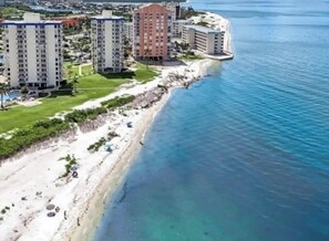 En la playa, camastros y toallas de playa