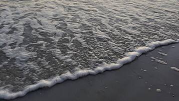 En la playa, camastros y toallas de playa