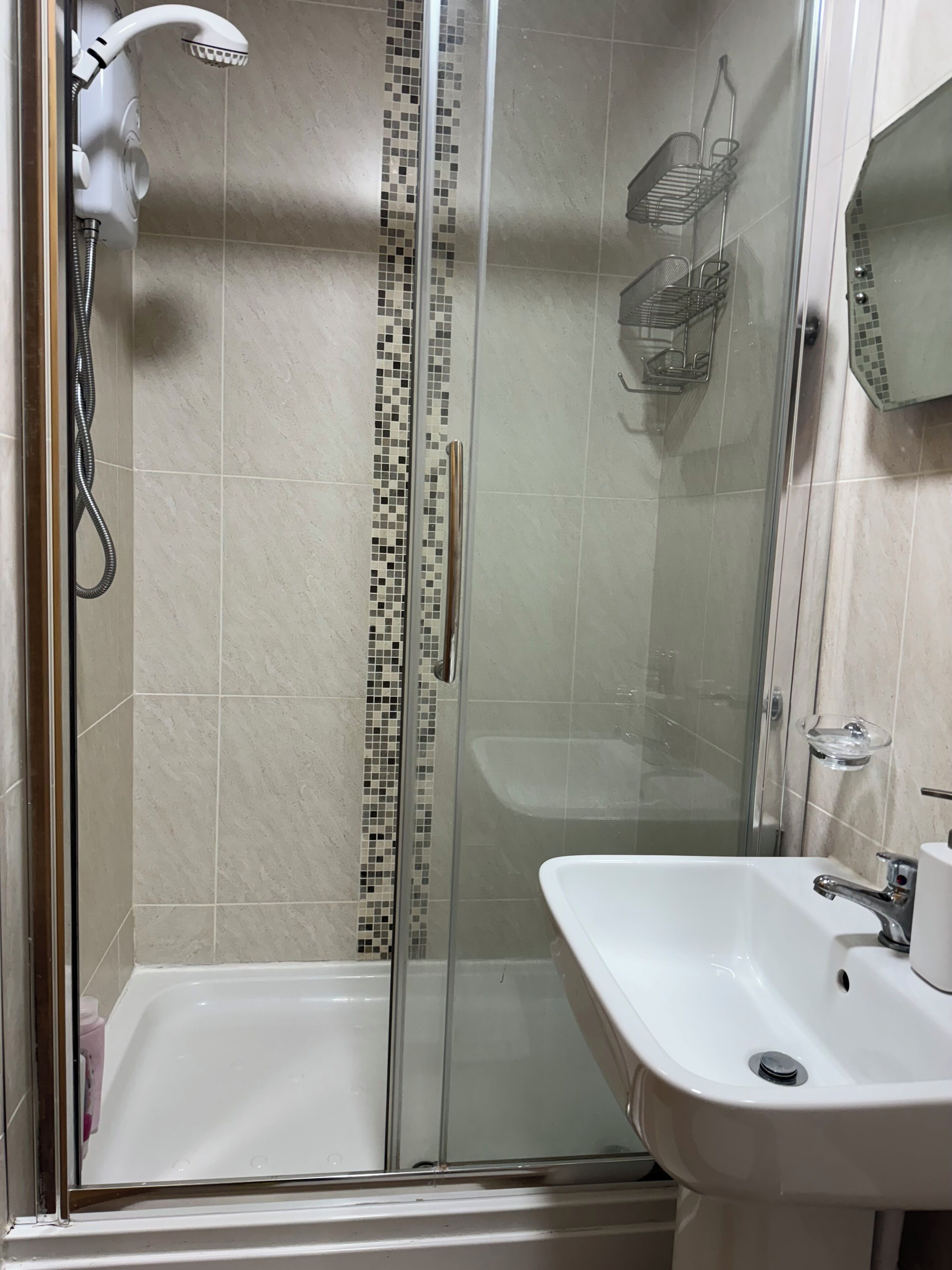 Dusj, håndklær og toalettpapir