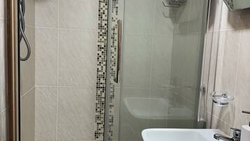 Dusj, håndklær og toalettpapir