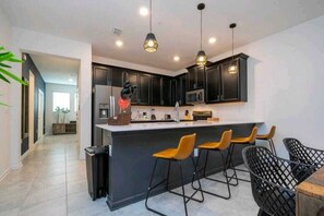 Private kitchen - Charming Fun Splash Retreat (Davenport)