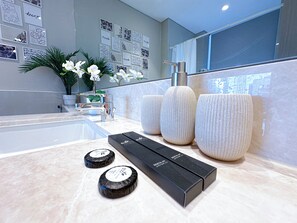 Dusche, Haartrockner, Bidet, Handtücher