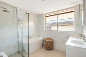 Shower, hair dryer, towels, soap - Luxe-Coastal Balmoral Townhouse
 (Mosman)