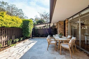 Outdoor dining - Luxe-Coastal Balmoral Townhouse
 (Mosman)