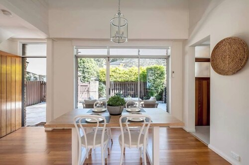 Luxe-Coastal Balmoral Townhouse
