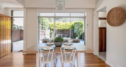 Luxe-Coastal Balmoral Townhouse