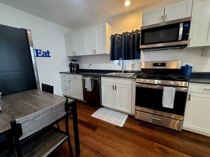 Fridge, microwave, oven, stovetop - Cozy Studio in beautiful SugarHouse, King Bed, WiFi, AC (Salt Lake City)