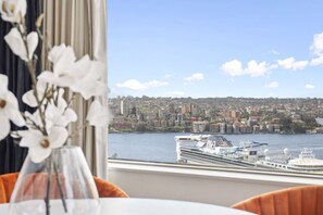Interior - Breathtaking Harbour Bridge Views in Prime Locale! (Sydney)