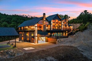 Exterior - Excalibur: Pickleball, Duck Pin Bowling, Indoor Pool, 9 Hole Golf (Sevierville)
