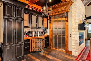 Coffee/tea maker, fridge, microwave, oven - Excalibur: Pickleball, Duck Pin Bowling, Indoor Pool, 9 Hole Golf (Sevierville)