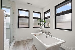 Dusche, Handtücher, Seife, Toilettenpapier